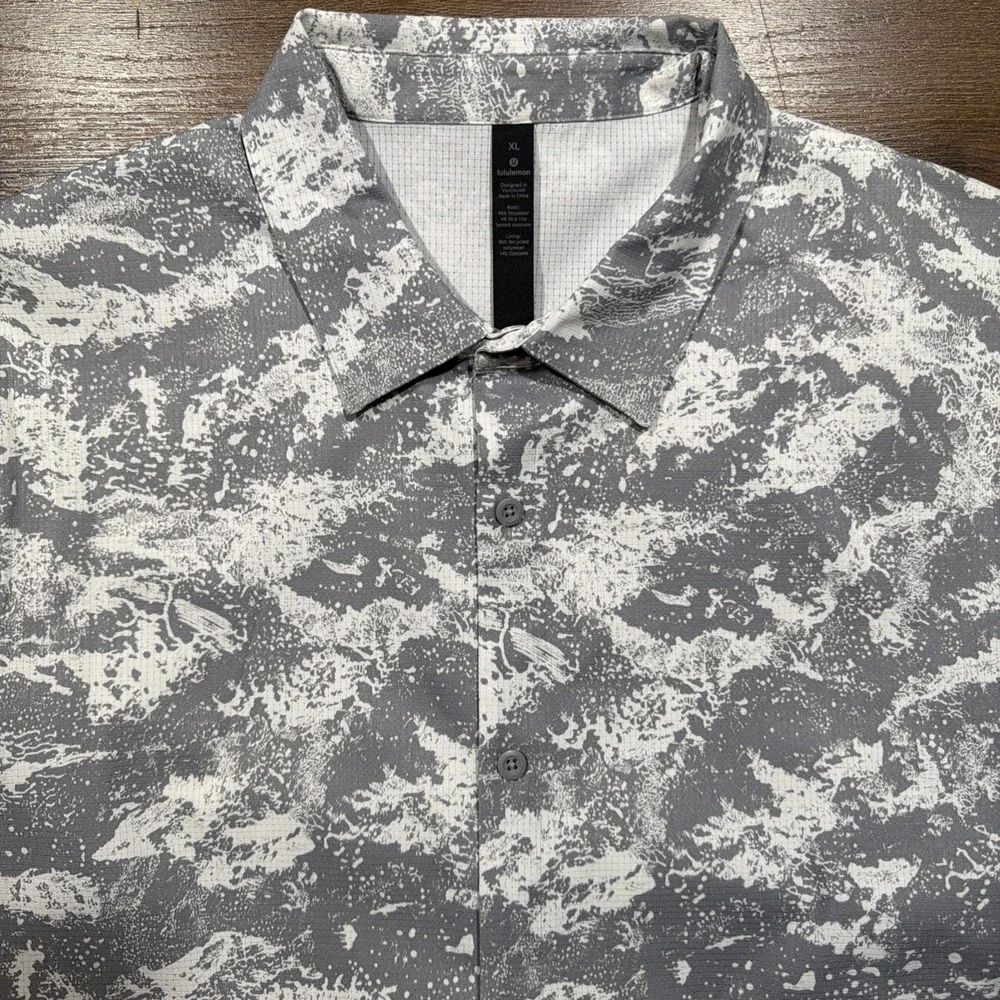Lululemon Men's XL Airing Easy Button Short Sleeve Shirt Breakwater White Gray